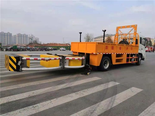 东风天锦防撞缓冲车